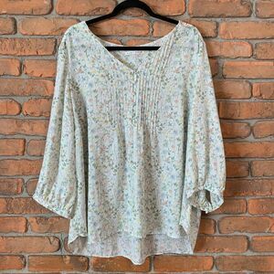 Violet & Claire Top Women's Size 2X White Pastel Floral Print Pleated Button